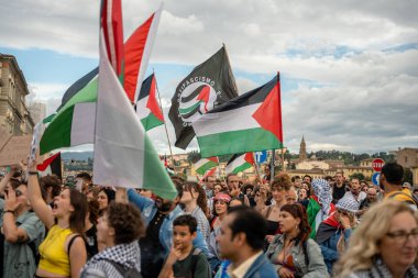 Floransa, İtalya - 2 Haziran 2024: Filistin yanlısı miting şehir merkezinde.