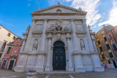 Venedik, İtalya - 3 Haziran 2024: Chiesa di San Stae Saint Eustachio Eustachio Roma Katolik kilisesi cephesi Venedik 'in tarihi şehir merkezinde Santa Croce sestiere, özetle mavi gökyüzü arka planı