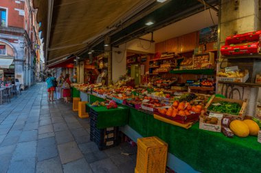 Venedik, İtalya - 3 Haziran 2024: Açık hava gıda pazarı.
