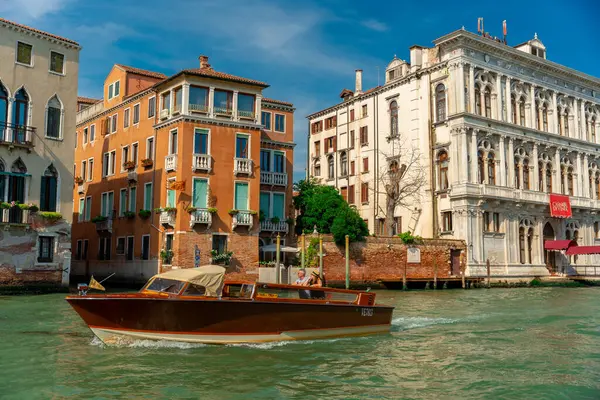 Venedik, İtalya - 4 Haziran 2024 Tekne taksisinde bir çift. Arka planda Casino di Venezia.