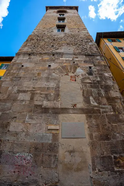 Pisa, İtalya - 2 Haziran 2024: Torre del Campano binası, çan kulesi. Aşağıdan yukarıya görünüm.