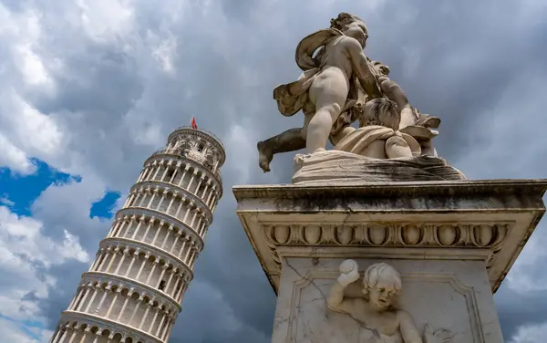 Pisa, İtalya - 02 Haziran 2024: Pisa Eğik Kulesi. Güneşli bir gün, açık bir gökyüzü.
