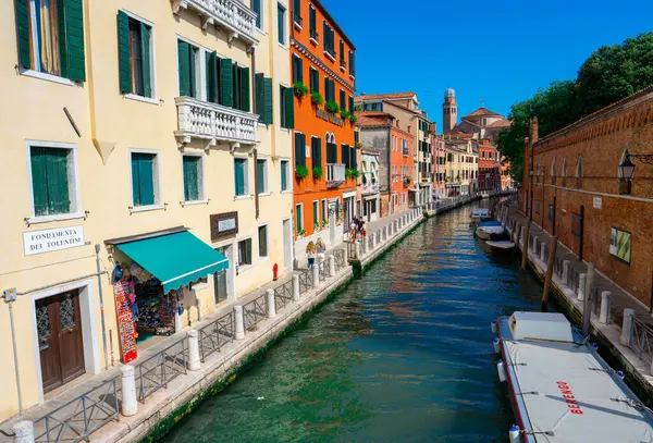 Venedik, İtalya - 3 Haziran 2024: Kanal yakınlarındaki renkli binalar. fondamenta dei tolentini sokağı.