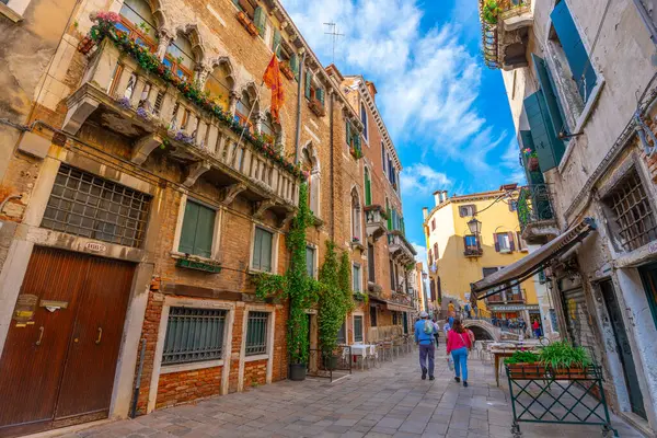 Venedik, İtalya - 3 Haziran 2024: Güzel Venedik Caddesi.