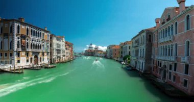 Venedik, İtalya - 3 Haziran 2024: Kanal manzarası. Tekne trafiği. Zaman atlaması. Gökyüzü açık.