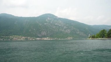 Mandello del Lario, İtalya - 08 Haziran 2024: Bulutlu bir günde Como Gölü. Tekneden görünüm.