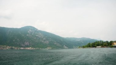 Como, İtalya - Haziran 08, 2024: Como Gölü (Lago Di Como) ile Bellagio, kuzey İtalya. Hareket halindeki tekneden görüntü.