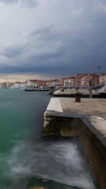 Venedik, İtalya - 4 Haziran 2024: San Giorgio Maggiore Kilisesi şehir manzaralı. Zaman atlaması, kayma geçiş, dikey yönelim. Uzun pozlama.