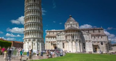 Pisa, İtalya - 02 Haziran 2024: Pisa Kulesi. Zaman aşımı, yakınlaşma geçiş.