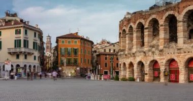 Verona, İtalya - Haziran 06, 2024: San Pietro, Verona 'da antik bir kale. Zaman atlamalı, yakınlaştırmalı geçiş.