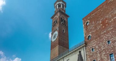 Verona, İtalya - Haziran 06, 2024: Markete bakın. Arka planda Palazzo della Ragione var. Zaman aşımı, yakınlaştırma geçişi.