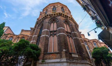 Venedik, İtalya - 4 Haziran 2024: Santa Maria gloriosa dei frari bina cephesi.