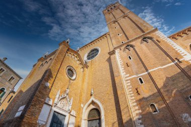 Venedik, İtalya - 4 Haziran 2024: Basilica S.Maria Gloriosa dei Frari binası. Aşağıdan yukarıya görünüm.