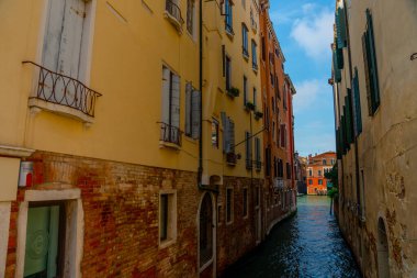 Venedik, İtalya - Haziran 04, 2024: Renkli binalarla çevrili güzel bir kanal.