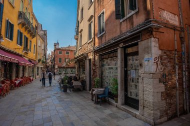 Venedik, İtalya - 5 Haziran 2024: Salizada San Pantalon Caddesi. Arka planda Rus grafitisi 