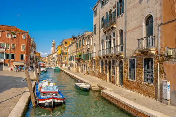 Venedik, İtalya - 5 Haziran 2024: Venedik kanalında su şişeleriyle dolu tekne.