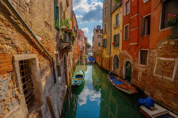 Venedik, İtalya - 5 Haziran 2024: Venedik Su Yolu ve Mimarlık. Ön planda demirli tekneler.