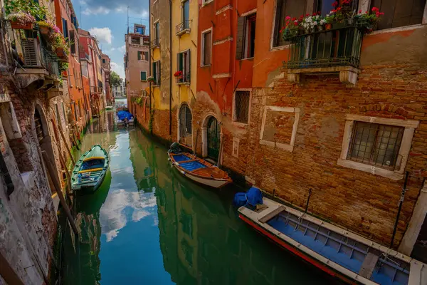 Venedik, İtalya - 3 Haziran 2024: Rıhtımlı Tekneli Huzurlu Venedik Kanalı.