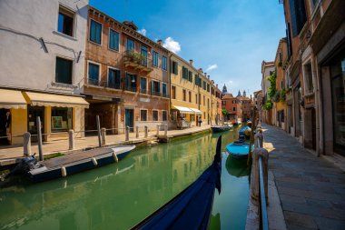 Venedik, İtalya - 5 Haziran 2024: Rıhtımlı Teknelerle Barışçıl Venedik Kanalı.