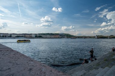 Budapeşte, Macaristan - 10 Mayıs 2024: Tuna 'daki nehir otobüsü.