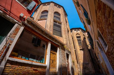 Venedik, İtalya - 5 Haziran 2024: Santa Maria gloriosa dei frari bina cephesi.