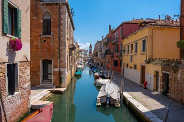 Venedik, İtalya - 5 Haziran 2024: Rıhtımlı Teknelerle Barışçıl Venedik Kanalı.