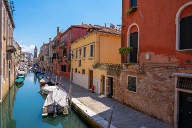 Venedik, İtalya - 5 Haziran 2024: Rıhtımlı Teknelerle Barışçıl Venedik Kanalı.