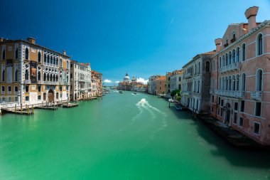 Venedik, İtalya - 5 Haziran 2024 Ponte dell 'Accademia köprüsünden Büyük Kanal' a bakın. Uzun pozlu çekim.