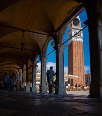 Venedik, İtalya - 5 Haziran 2024: Arcade Caddesi. Arka planda San Marco Meydanı.