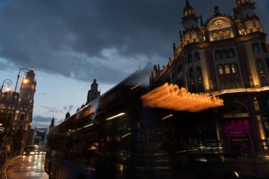 Budapeşte, Macaristan - 04 Mayıs 2024: Kossuth Lajos caddesinde otobüs hareket halinde. Uzun pozlu çekim.