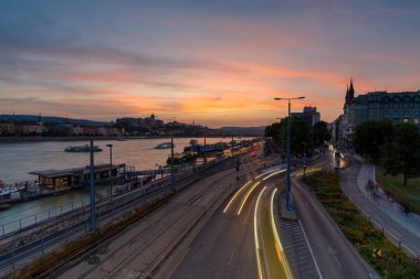 Budapeşte, Macaristan: 09 Temmuz 2024: Elisabeth Köprüsü 'nden gün batımı manzarası. Jane Haining Caddesi, ön planda. Arka planda Buda Kalesi.