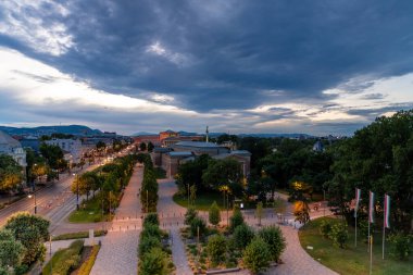 Budapeşte, Macaristan: 02 Temmuz 2024: Etnoğrafya Müzesinden gün batımında şehir manzarası. Uzun pozlu çekim.