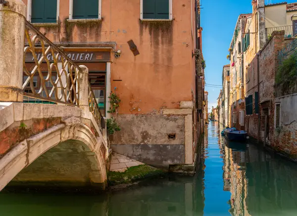 Venedik, İtalya - 5 Haziran 2024: Ponte del Formager Caddesi 'nden Canal' a. Soldaki Ai Gondolieri Venedik restoranı..
