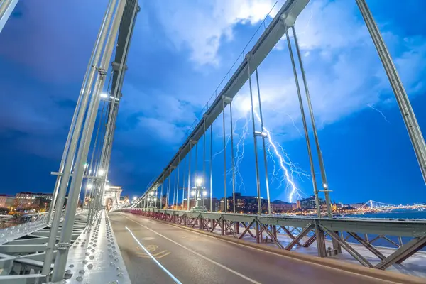 Budapeşte, Macaristan: 18 Temmuz 2024: Szechenyi Zincir Köprüsü 'nden fırtına manzarası. Uzun pozlu çekim.