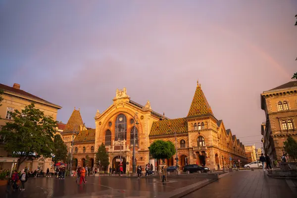 Budapeşte, Macaristan - 02 Mayıs 2024: Merkez Pazarı 'nın üzerindeki Gökkuşağı.