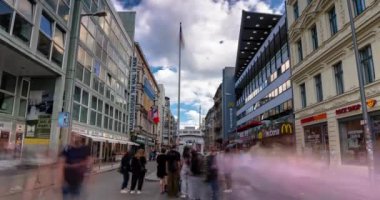 Berlin, Almanya - 24 Haziran 2024: Charlie kontrol noktası. Zaman aşımı, kayma geçiş. Güneşli bir gün, orta bulutlu bir gökyüzü.