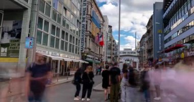 Berlin, Almanya - 23 Haziran 2024: kontrol noktası Charlie. Zaman aşımı, kayma geçiş. Güneşli bir gün, orta bulutlu bir gökyüzü.