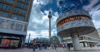 Berlin, Almanya - 23 Haziran 2024: Alexanderplatz tren istasyonu. Arka planda televizyon kulesi var. Zaman atlaması. Güneşli bir gün, orta bulutlu bir gökyüzü.