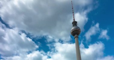 Berlin, Almanya - 23 Haziran 2024: Alexanderplatz tren istasyonu. Arka planda televizyon kulesi var. Hızlandırılmış, yakınlaştırılmış geçiş. Güneşli bir gün, orta bulutlu bir gökyüzü.