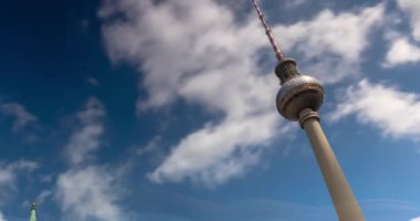 Berlin, Almanya - 23 Haziran 2024: Fonte de Neptuno, Berlin TV Kulesi. Hızlandırılmış, yakınlaştırılmış geçiş. Güneşli bir gün, orta bulutlu bir gökyüzü.