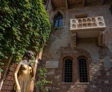 Verona, İtalya - Haziran 06, 2024: Juliet ve balkonunun bronz heykeli.