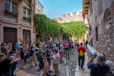 Verona, İtalya - Haziran 06, 2024: Juliet anıtına büyük bir turist kuyruğu.