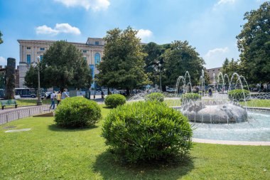 Verona, İtalya - Haziran 06, 2024: Fountain ile sutyen kare park.