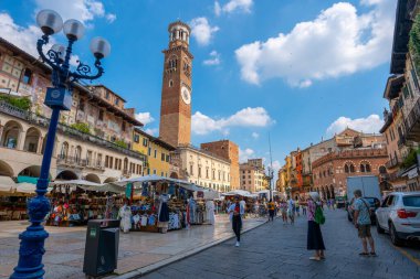 Verona, İtalya - Haziran 06, 2024: Delle Erbe Meydanı 'nda açık hava pazarı. Arka planda Torre dei Lamberti.