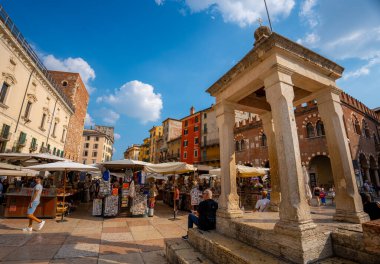 Verona, İtalya - Haziran 06, 2024: Delle Erbe Meydanı 'nda açık hava pazarı.