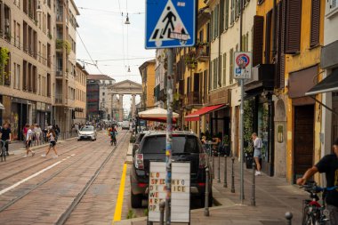 Milan, İtalya - 7 Haziran 2024: Corso San Gottardo Caddesi. Arco di Porta Ticinese arka planda.