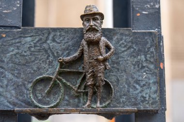 Budapeşte, Macaristan: 16 Haziran 2024: Theodor Herzl 'ün bisikletli mini heykeli.