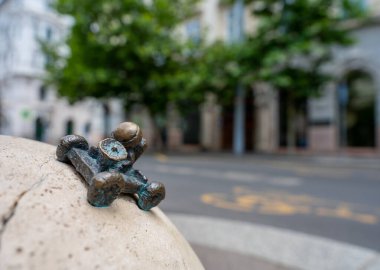 Budapeşte, Macaristan: 16 Haziran 2024: Kolodko ay gezgini mini heykeli.