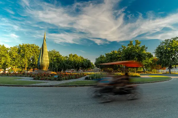 Budapeşte, Macaristan: 05 Temmuz 2024: Margit - sziget, yüzüncü heykel. Uzun pozlu çekim.