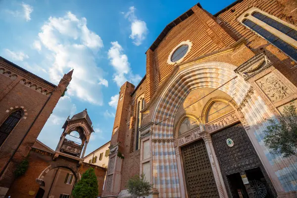 Verona, İtalya - Haziran 06, 2024: Bazilika di Santa Anastasia. Güneşli yaz günü, açık gökyüzü.